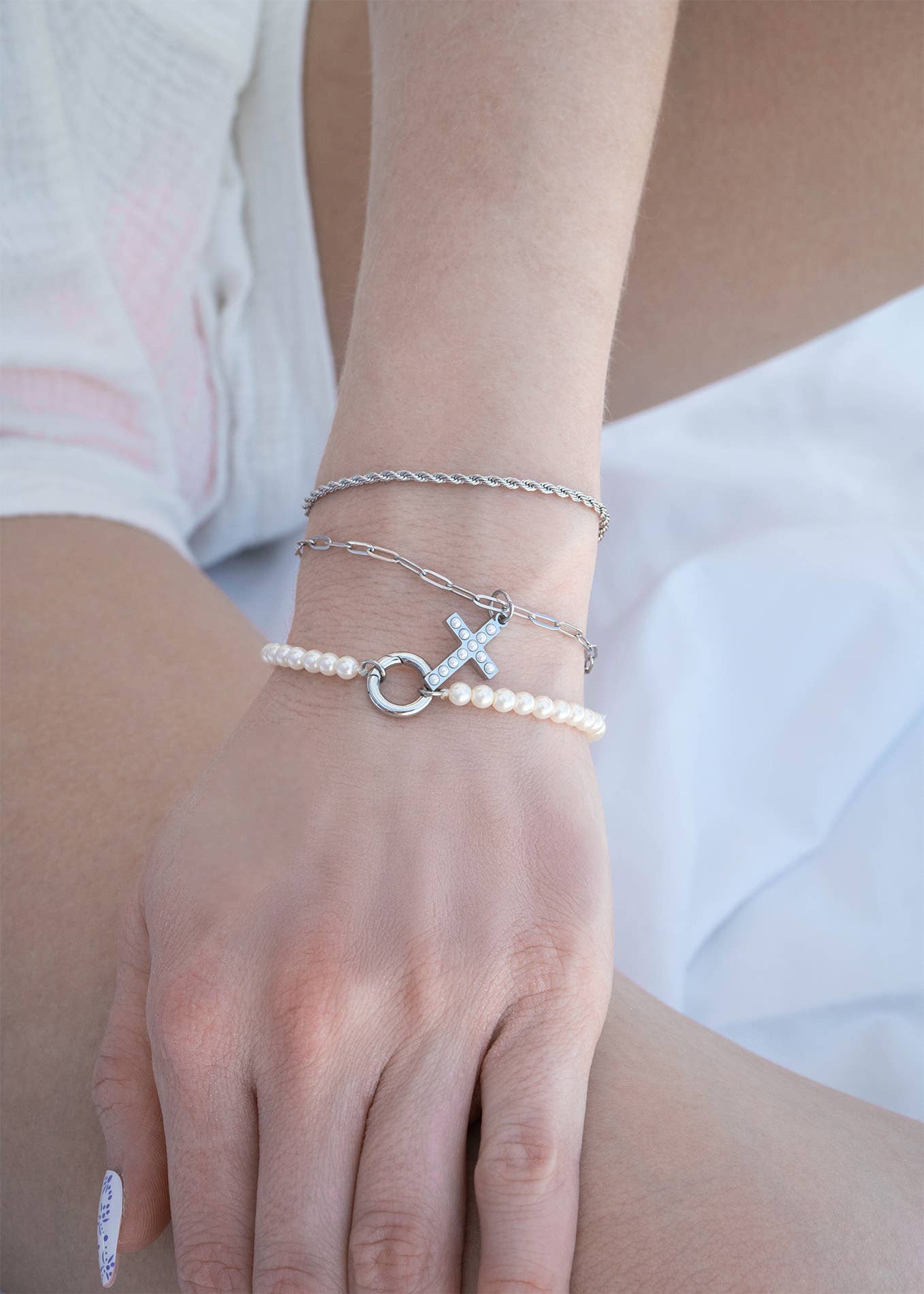 Beaded Pearl Charm Holder Bracelet: Kiska / Gold