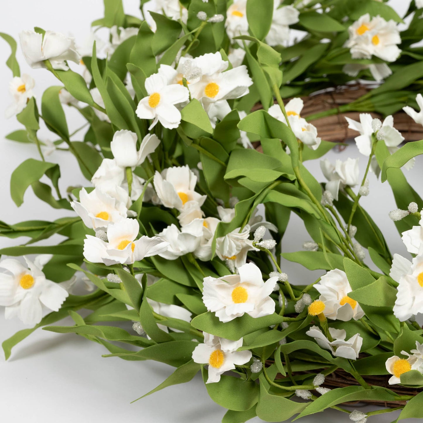White Daisy Wreath - 22 Inch
